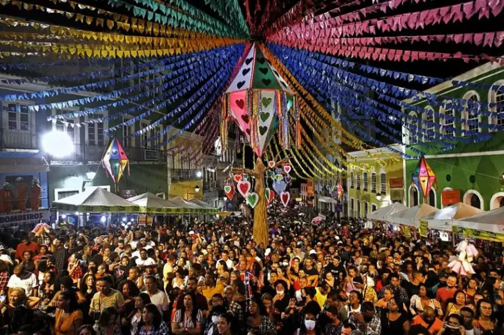 Arraiá Brasil 2025 traz ao vivo o clima das festas juninas com shows em Salvador, Amargosa, Caruaru e Campina Grande. A programação vai até 30 de junho com exibição na TV, rádio e streaming.