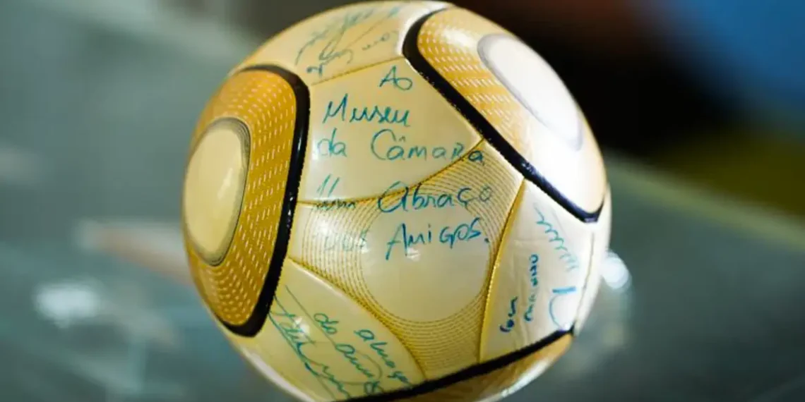 Alexandre de Moraes vota por condenar Nelson Fonseca Júnior a 17 anos por participação nos atos de 8 de janeiro, incluindo furto de bola autografada por Neymar no Congresso. Réu pode dividir multa de R$ 30 milhões com outros condenados.