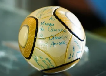 Alexandre de Moraes vota por condenar Nelson Fonseca Júnior a 17 anos por participação nos atos de 8 de janeiro, incluindo furto de bola autografada por Neymar no Congresso. Réu pode dividir multa de R$ 30 milhões com outros condenados.