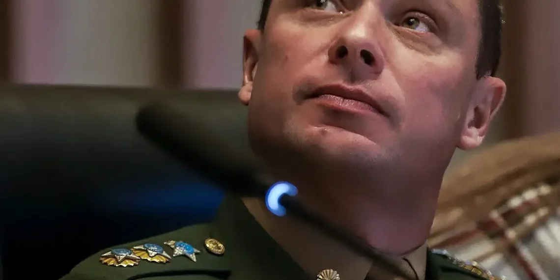 Mauro Cid acusa advogados ligados a Bolsonaro de abordarem sua filha, esposa e mãe para influenciar delação. STF apura possível obstrução de Justiça e ordena depoimentos.
