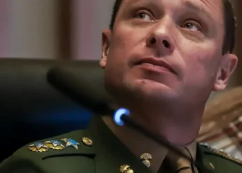 Mauro Cid acusa advogados ligados a Bolsonaro de abordarem sua filha, esposa e mãe para influenciar delação. STF apura possível obstrução de Justiça e ordena depoimentos.
