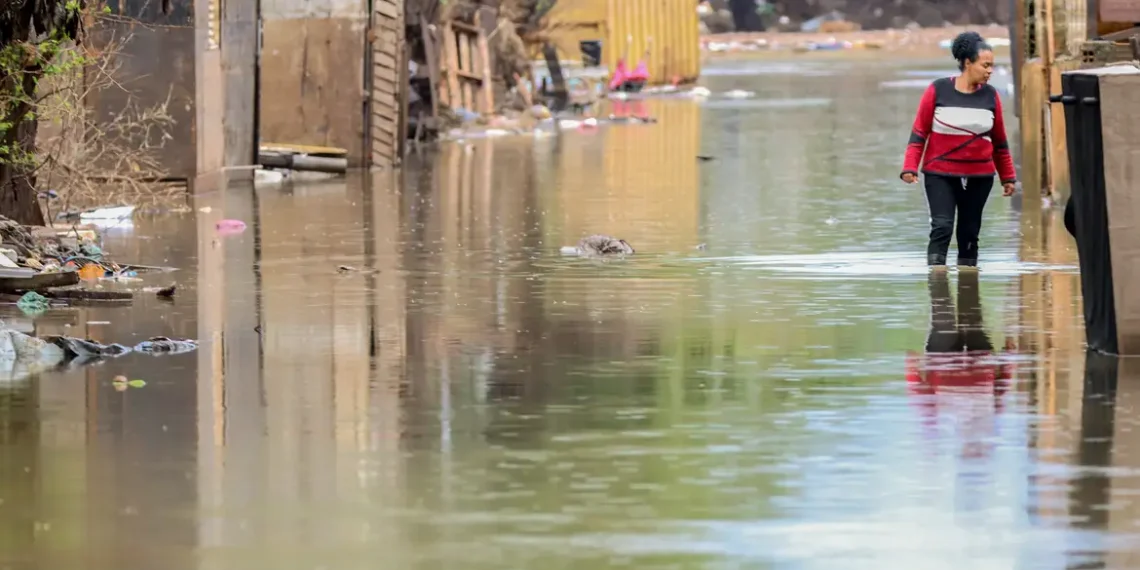 Alerta vermelho do Inmet indica chuvas intensas no Rio Grande do Sul. Defesa Civil alerta para riscos de alagamentos e deslizamentos em mais de 360 municípios.