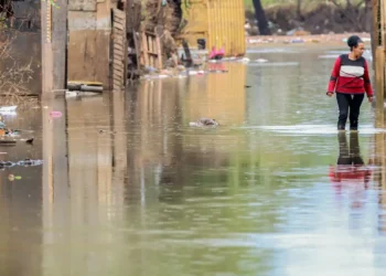 Alerta vermelho do Inmet indica chuvas intensas no Rio Grande do Sul. Defesa Civil alerta para riscos de alagamentos e deslizamentos em mais de 360 municípios.