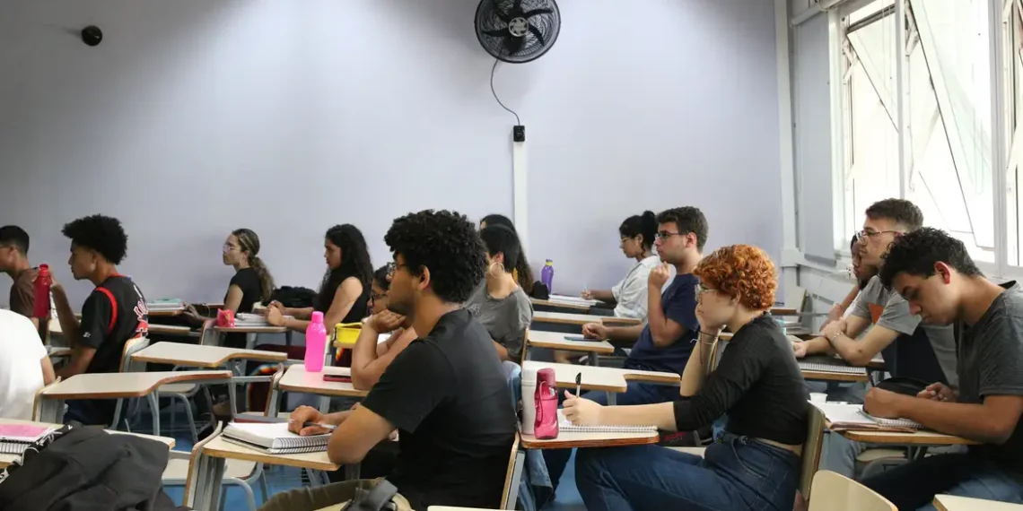 Cursinhos populares, MEC, Camilo Santana, CPOP, Enem, educação pública, ensino superior, estudantes de baixa renda, inclusão educacional, políticas públicas