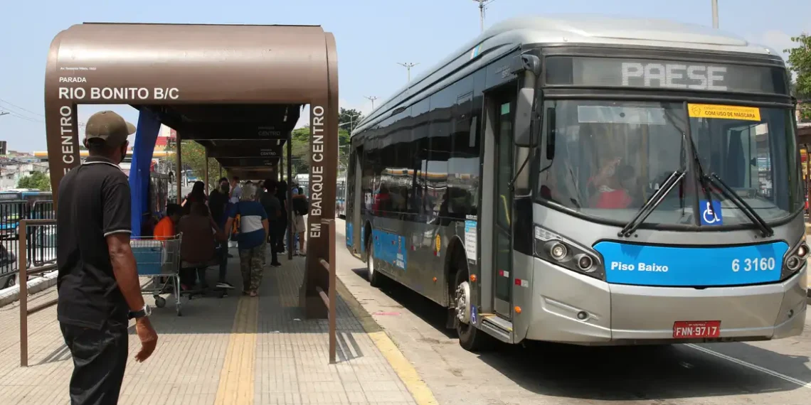 Serviços crescem 0,2% em abril, puxados pelo transporte aéreo e turismo. É a terceira alta seguida do setor, aponta IBGE.
