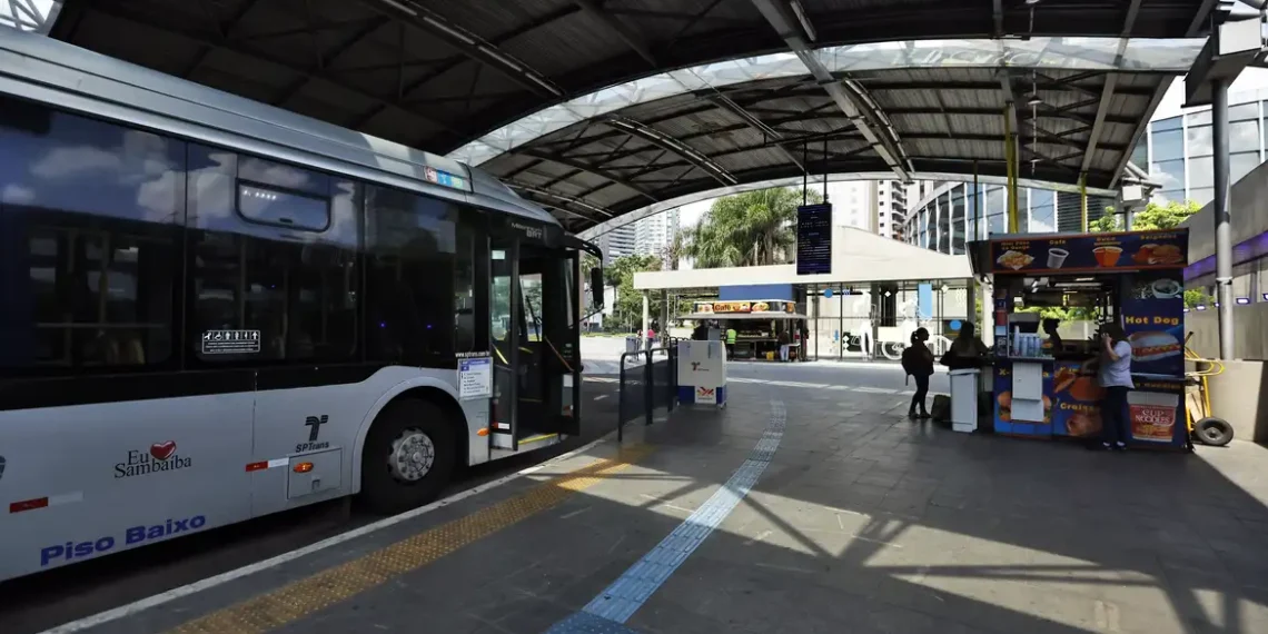 Após ataques que danificaram ao menos 70 ônibus em São Paulo e no ABC, circulação volta ao normal nesta segunda-feira (16). SPTrans aciona PM e repudia vandalismo.