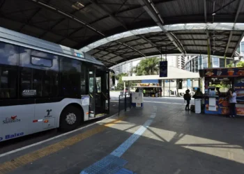 Após ataques que danificaram ao menos 70 ônibus em São Paulo e no ABC, circulação volta ao normal nesta segunda-feira (16). SPTrans aciona PM e repudia vandalismo.