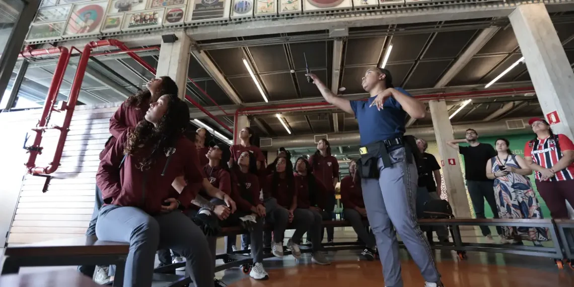 Museu do Futebol vira palco da torcida durante partida entre São Paulo e Internacional pelo Brasileirão Feminino. Iniciativa celebra a visibilidade do futebol de mulheres com apoio da TV Brasil e projetos sociais.