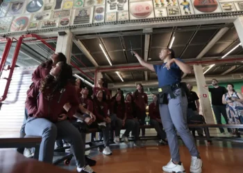 Museu do Futebol vira palco da torcida durante partida entre São Paulo e Internacional pelo Brasileirão Feminino. Iniciativa celebra a visibilidade do futebol de mulheres com apoio da TV Brasil e projetos sociais.