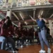 Museu do Futebol vira palco da torcida durante partida entre São Paulo e Internacional pelo Brasileirão Feminino. Iniciativa celebra a visibilidade do futebol de mulheres com apoio da TV Brasil e projetos sociais.