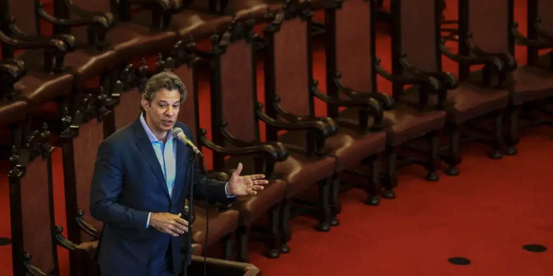 Em evento na USP, Fernando Haddad defende que forças progressistas lancem projeto social robusto contra desigualdade e obscurantismo. Ministro critica elite econômica e renúncias fiscais.