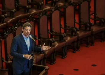Em evento na USP, Fernando Haddad defende que forças progressistas lancem projeto social robusto contra desigualdade e obscurantismo. Ministro critica elite econômica e renúncias fiscais.
