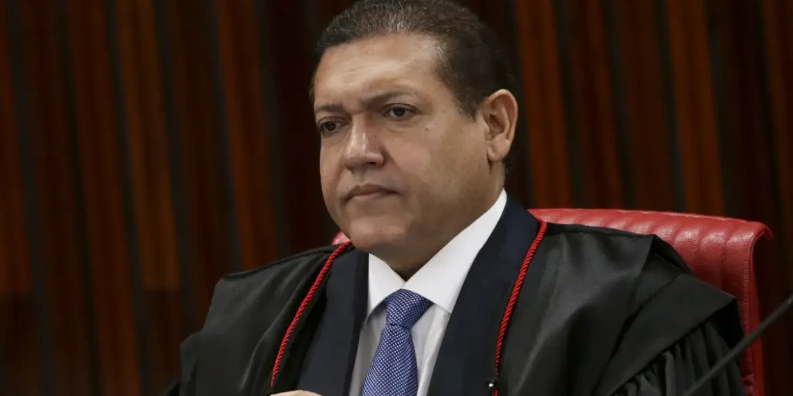 Supremo Tribunal Federal forma maioria para responsabilizar redes sociais por conteúdo ilegal postado por usuários. Julgamento avalia a constitucionalidade do Artigo 19 do Marco Civil da Internet.