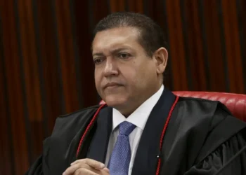 Supremo Tribunal Federal forma maioria para responsabilizar redes sociais por conteúdo ilegal postado por usuários. Julgamento avalia a constitucionalidade do Artigo 19 do Marco Civil da Internet.