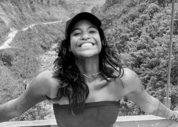 Laudo aponta que Juliana Marins morreu por hemorragia após queda em vulcão na Indonésia. Governo Lula autoriza custeio do translado ao Brasil.