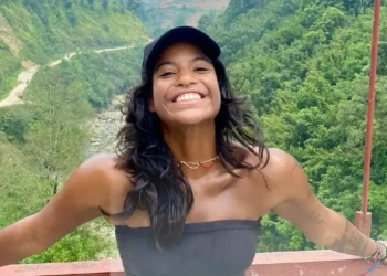 Juliana Marins, turista brasileira de 26 anos, está desaparecida há três dias no Monte Rinjani, na Indonésia. Família denuncia negligência e lentidão nas ações de resgate. Situação permanece indefinida.
