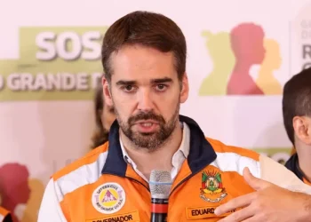 Com previsão de chuvas intensas nas próximas 12 horas, governador do RS, Eduardo Leite, pede que moradores deixem áreas de risco. Volume pode atingir o esperado para todo o mês em poucas horas.