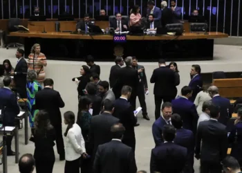 Após Congresso derrubar decreto que elevava IOF, AGU nega decisão do governo de recorrer ao STF. Haddad mencionou possível judicialização como alternativa ao corte de gastos.
