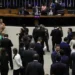 Após Congresso derrubar decreto que elevava IOF, AGU nega decisão do governo de recorrer ao STF. Haddad mencionou possível judicialização como alternativa ao corte de gastos.
