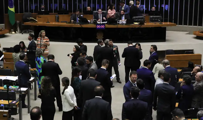 Após Congresso derrubar decreto que elevava IOF, AGU nega decisão do governo de recorrer ao STF. Haddad mencionou possível judicialização como alternativa ao corte de gastos.