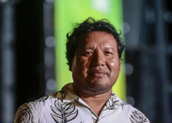 No Fica 2025, cineastas indígenas como Takumã Kuikuro discutem o amadurecimento do cinema indígena e a superação da visão etnográfica tradicional.