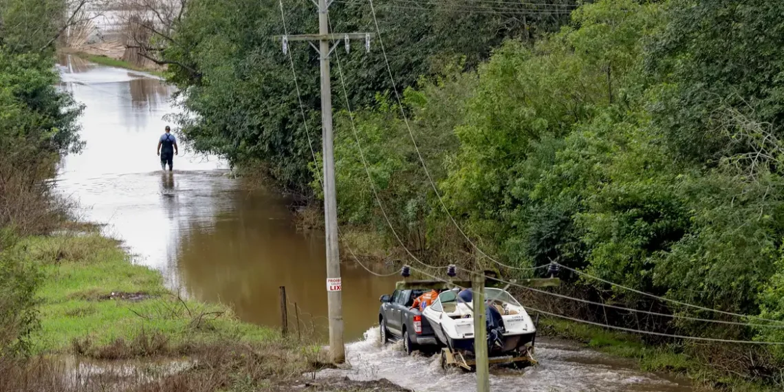 Com nova previsão de chuvas fortes no RS, Defesa Civil de Eldorado do Sul pede que moradores desalojados não retornem às áreas de risco. Nível do Guaíba deve subir nos próximos dias.