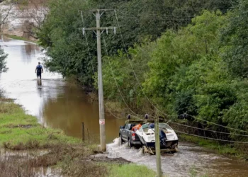 Com nova previsão de chuvas fortes no RS, Defesa Civil de Eldorado do Sul pede que moradores desalojados não retornem às áreas de risco. Nível do Guaíba deve subir nos próximos dias.