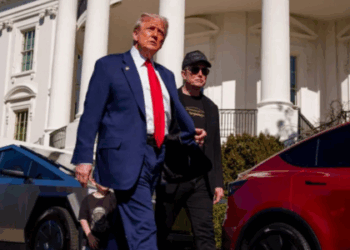 Donald Trump quer vender ou doar Tesla comprado em apoio a Elon Musk após briga pública. Presidente dos EUA rompe laços com bilionário e ameaça contratos da SpaceX.