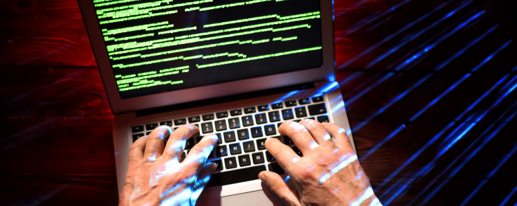 Mesmo com a eficácia da biometria facial, fraudes digitais seguem ocorrendo. Golpistas usam engenharia social para enganar vítimas. Informação é a principal defesa.