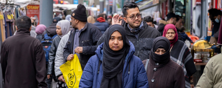 Segundo análise publicada no Telegraph, a população branca britânica pode se tornar minoria no Reino Unido até 2063, com projeções indicando crescimento da diversidade étnica e religiosa.