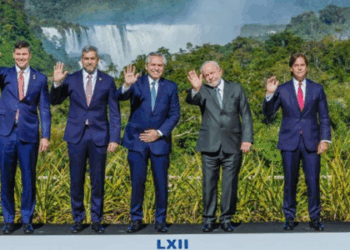 Durante visita à França, Lula declarou que a extrema direita não vencerá as eleições de 2026 e criticou o uso de fake news e inteligência artificial nas campanhas. Presidente evitou discutir possíveis candidaturas.