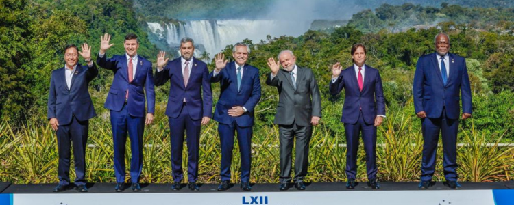 Durante visita à França, Lula declarou que a extrema direita não vencerá as eleições de 2026 e criticou o uso de fake news e inteligência artificial nas campanhas. Presidente evitou discutir possíveis candidaturas.