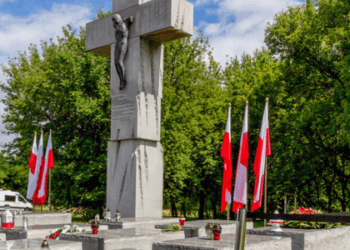 O governo da Ucrânia condenou a decisão do Parlamento da Polônia de criar o Dia da Memória das Vítimas do Massacre de Volínia, cometido por nacionalistas ucranianos na Segunda Guerra. Kiev afirma que ação prejudica a relação entre os países.