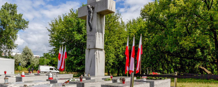 O governo da Ucrânia condenou a decisão do Parlamento da Polônia de criar o Dia da Memória das Vítimas do Massacre de Volínia, cometido por nacionalistas ucranianos na Segunda Guerra. Kiev afirma que ação prejudica a relação entre os países.