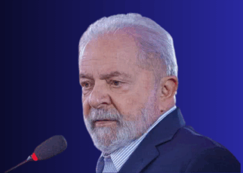 Presidente criticou discursos negacionistas e fake news em coletiva em Paris; sobre candidaturas, disse que é "muito cedo" para definições