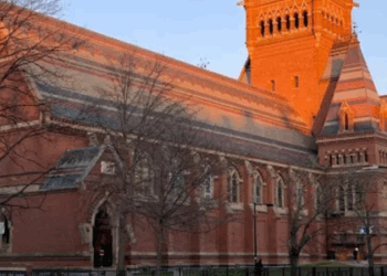 Juíza dos EUA suspende ordem de Trump que proibia estrangeiros de estudarem em Harvard. Universidade acusa governo de retaliação. Entenda o caso.