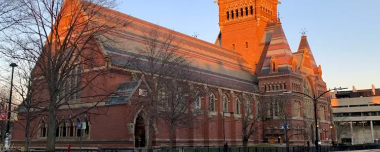 Juíza dos EUA suspende ordem de Trump que proibia estrangeiros de estudarem em Harvard. Universidade acusa governo de retaliação. Entenda o caso.