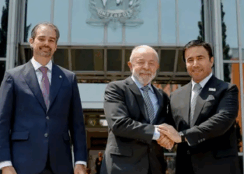 Lula visita sede da Interpol na França e firma compromisso internacional para combater o crime organizado. Declaração prevê ações coordenadas e proteção aos direitos humanos.