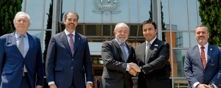 Lula visita sede da Interpol na França e firma compromisso internacional para combater o crime organizado. Declaração prevê ações coordenadas e proteção aos direitos humanos.