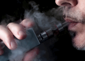 Pesquisa da Unifesp revela que 1 em cada 9 adolescentes brasileiros usa cigarro eletrônico. Estudo alerta para acesso fácil, riscos à saúde e retrocesso em políticas antitabagistas.