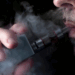 Pesquisa da Unifesp revela que 1 em cada 9 adolescentes brasileiros usa cigarro eletrônico. Estudo alerta para acesso fácil, riscos à saúde e retrocesso em políticas antitabagistas.