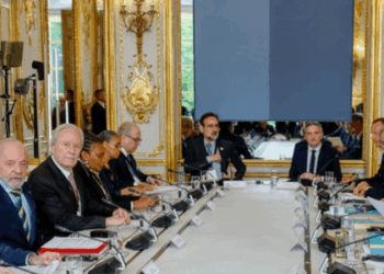 Em Paris, Lula cobra empresários para criar plano de metas e dobrar o comércio entre Brasil e França em dez anos. Presidente também defende política sanitária e combate ao desmatamento.