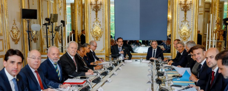 Em Paris, Lula cobra empresários para criar plano de metas e dobrar o comércio entre Brasil e França em dez anos. Presidente também defende política sanitária e combate ao desmatamento.