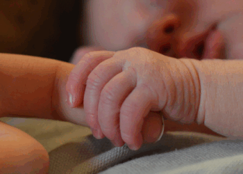 Homem agride bebê de 4 meses em BH após confundi-la com boneca reborn