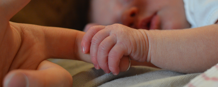 Homem agride bebê de 4 meses em BH após confundi-la com boneca reborn