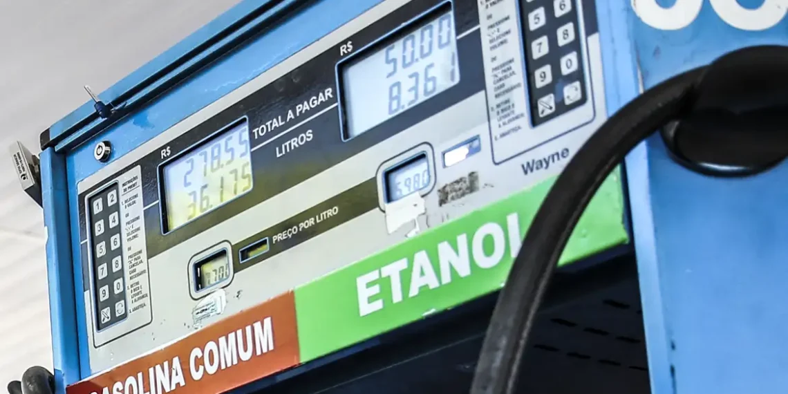 Governo eleva mistura de etanol na gasolina para 30% e de biodiesel no diesel para 15% a partir de agosto. Medida deve reduzir preços, gerar empregos e atrair investimentos no setor de combustíveis renováveis.