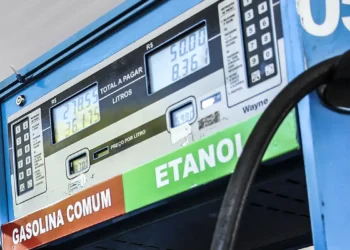Governo eleva mistura de etanol na gasolina para 30% e de biodiesel no diesel para 15% a partir de agosto. Medida deve reduzir preços, gerar empregos e atrair investimentos no setor de combustíveis renováveis.