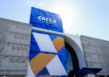 Campanha "Tudo em Dia Caixa" oferece até 90% de desconto para quitação de dívidas de clientes físicos e jurídicos. Mais de 5,8 milhões de pessoas podem se beneficiar. Confira como participar e limpar seu nome.