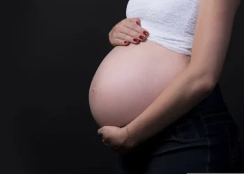 Censo 2022 aponta queda histórica na taxa de fecundidade no Brasil. Mulheres têm menos filhos, mais tarde, e cresce número sem filhos ao fim da vida fértil.