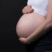 Censo 2022 aponta queda histórica na taxa de fecundidade no Brasil. Mulheres têm menos filhos, mais tarde, e cresce número sem filhos ao fim da vida fértil.